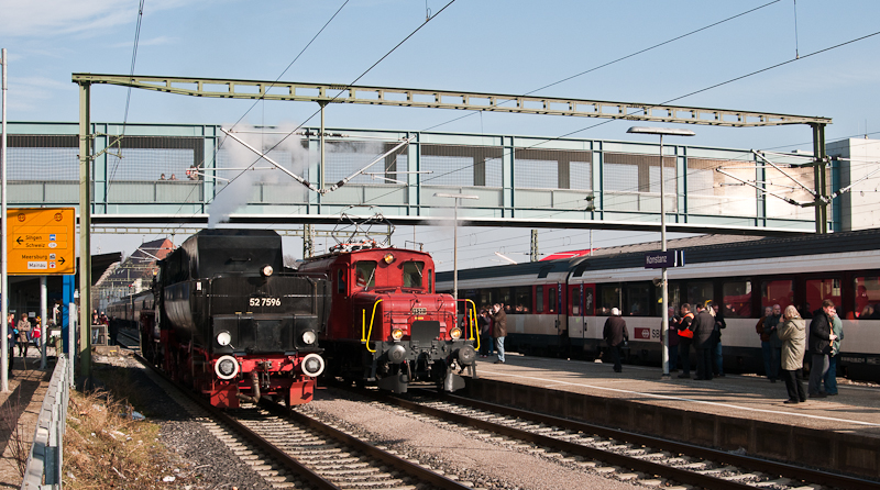 52 7596 trifft am 12. Februar 2011 im Konstanzer Bahnhof auf das Seetalkrokodil De 6/6 15301. Ganz rechts fhrt gerade der IR aus Biel ein.