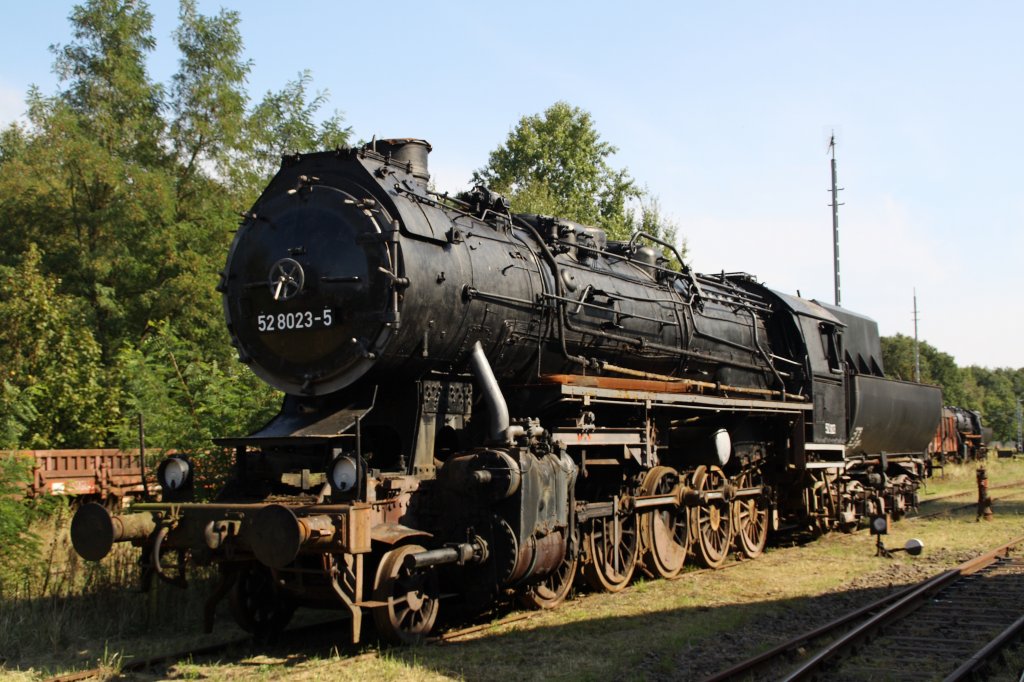 52 8023-5 am 16.09.2012 im Bw Falkenberg Oberer Bahnhof. Das Gelnde dient nur zur Aufbewahrung von Fahrzeugen und ist nur an wenigen Tagen im Jahr zugnglich. 

