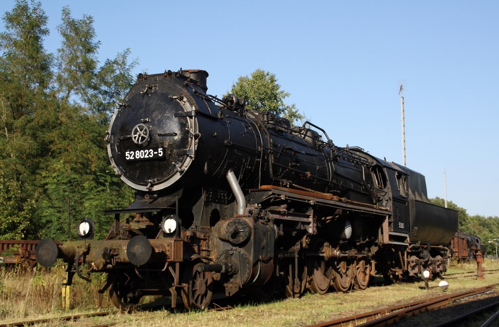 52 8023-5 am 16.09.2012 im Bw Falkenberg Oberer Bahnhof. Das Gelnde dient nur zur Aufbewahrung von Fahrzeugen und ist nur an wenigen Tagen im Jahr zugnglich. 