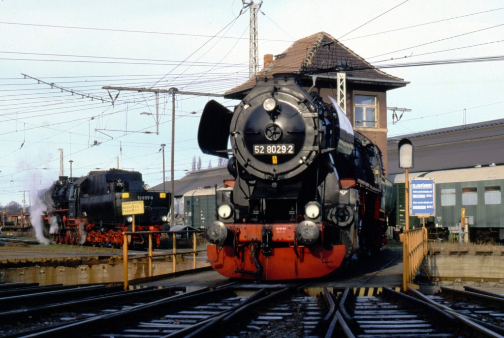 52 8029-2 Frankfurt/Oder im Dez. 1996, im Hintergrund wartet 52 8177-9