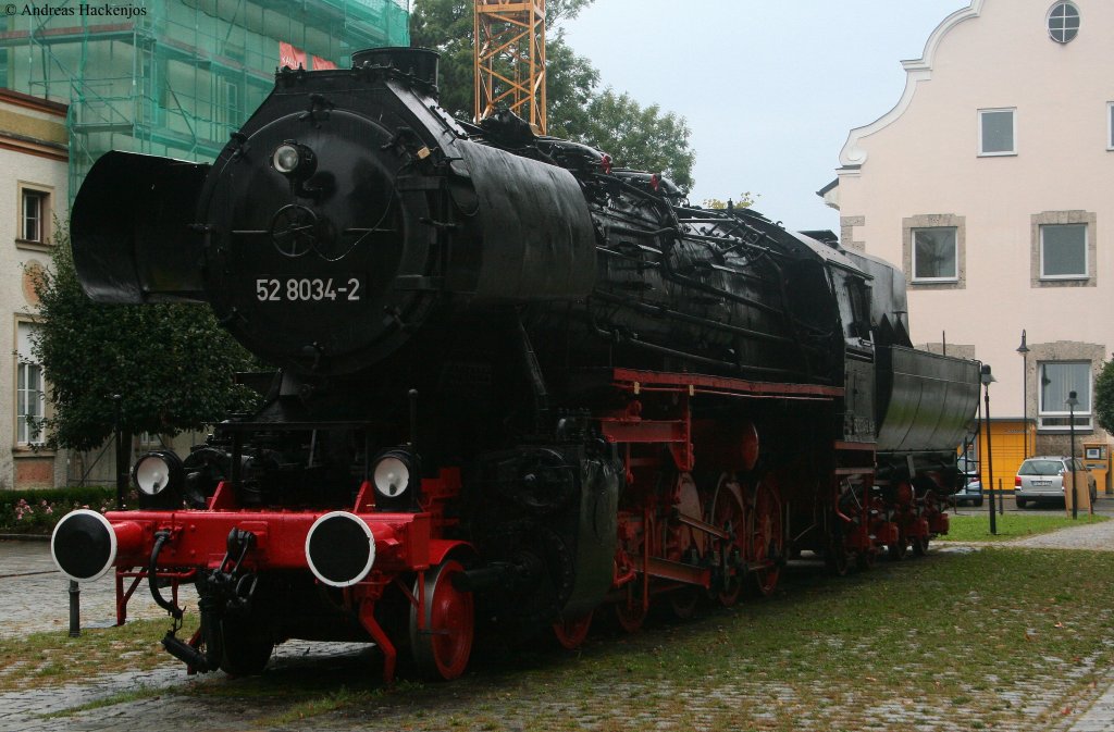 52 8034-2 in tiefsten Bayern als Denkmallok irgendwie passt das nicht vor allem wenn die Beschriftung noch Deutsch Reichsbahn und Bw Simbach  angeschrieben ist. Simbach 29.8.09