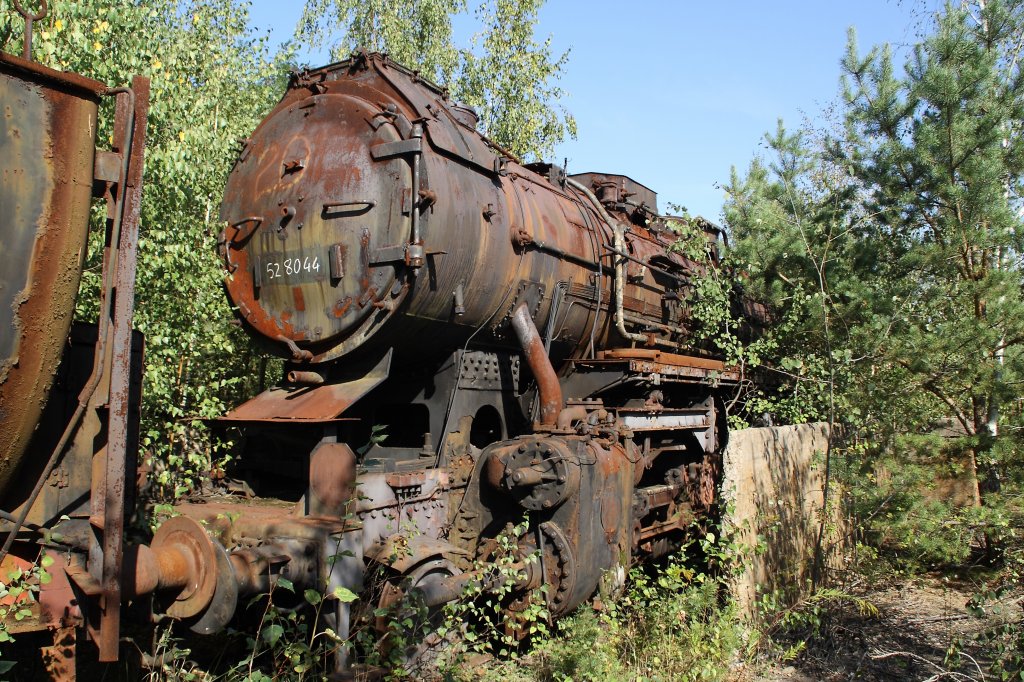 52 8044 am 16.09.2012 im Bw Falkenberg Oberer Bahnhof Das Gelnde dient nur zur Aufbewahrung von Fahrzeugen und ist nur an wenigen Tagen im Jahr zugnglich. Die ffnungszeiten werden auf der Website des Eisenbahnmuseum Hermeskeil bekannt gegeben.

