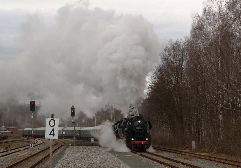 52 8047 und 52 8079 donnern am 06.12.09 mit Volldampf und angezogenen Bremsen in dem Bahnhof Schwarzenberg. 