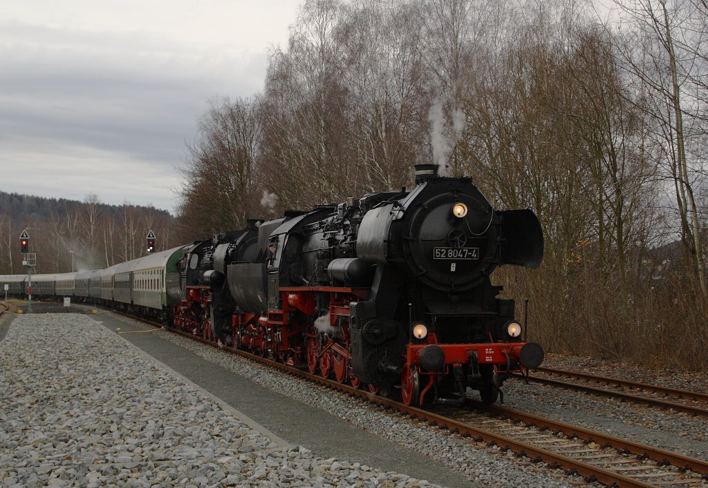 52 8047 und 52 8079 drcken am 06.12.09 ihren Zug im Bahnhof Schwarzenberg zurck aufs Streckengleis. Glich beginnt die Scheineinfahrt.