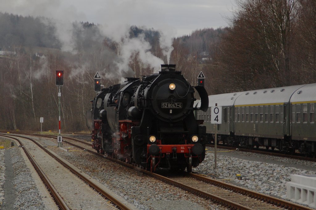 52 8047 und 52 8079 machen sich am 06.12.09 auf dem Weg zum restaurieren ins Eisenbahnmuseum Schwarzenberg. 
