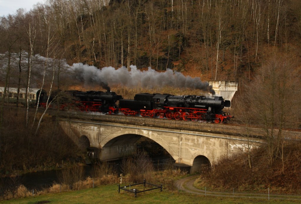 52 8047 und 52 8079 passieren am 06.12.09 den kleinen Steinbogenviadukt zwischen Lauter und Schwarzenberg.