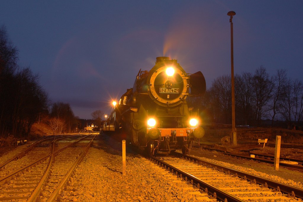 52 8047 am 06.12.09 zur blauen Stunde im Bahnhof Schlettau.