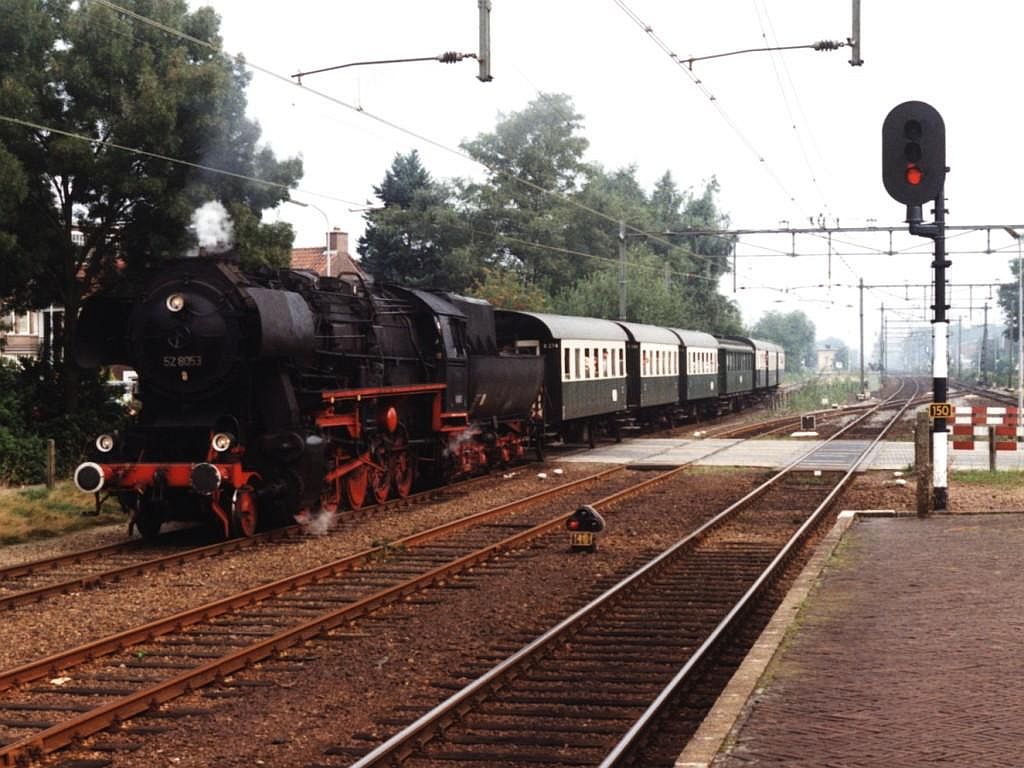 52 8053 der Veluwse Stoomtrein Maatschappij mit Dampfzug zwischen Apeldoorn und Dieren auf Bahnhof Dieren am 26-8-1999. Bild und scan: Date Jan de Vries.
