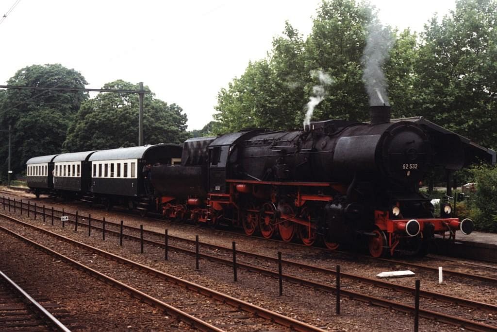 52 8053 der Veluwse Stoomtrein Maatschappij mit Dampfzug zwischen Dieren und Apeldoorn auf Bahnhof Dieren am 26-8-1999. Bild und scan: Date Jan de Vries.