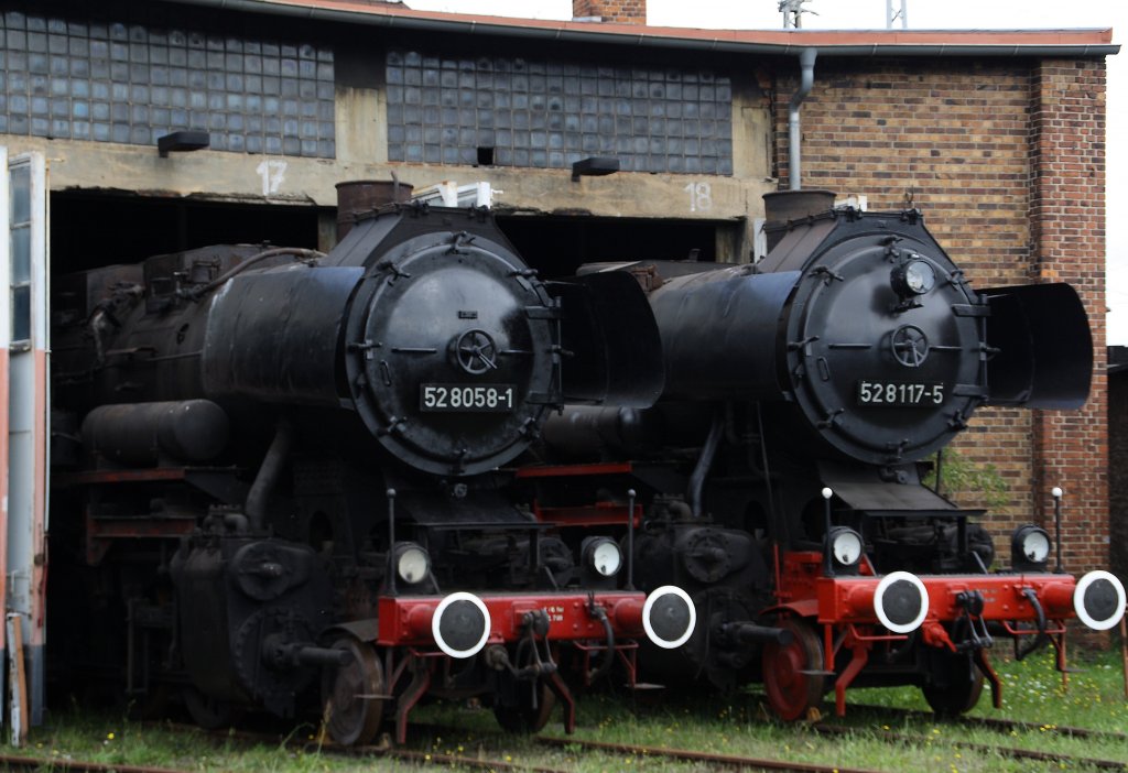 52 8058 und 52 8117 am 04.09.2010 im ehemaligen BW Falkenberg oberer Bahnhof. Die Sammlung war dieses Jahr leider nur an diesem einem Wochenende zugnglich. 

