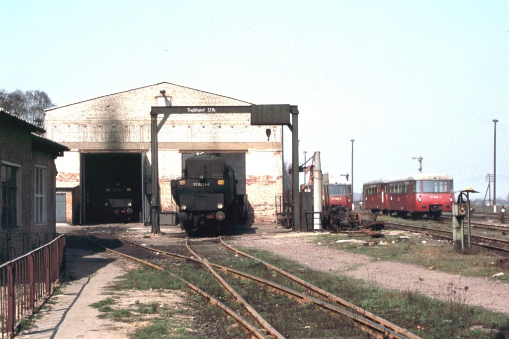 52 8071-6 vor dem Lokschuppen in Haldensleben, im Schuppen weitere 52, daneben 171er, April 1980