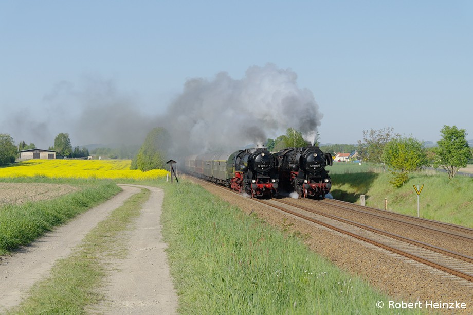 52 8079 und 52 8080 mit ihren Sonderzgen nach Grlitz beim ehemaligen Bk Rosenhain am 08.05.2011