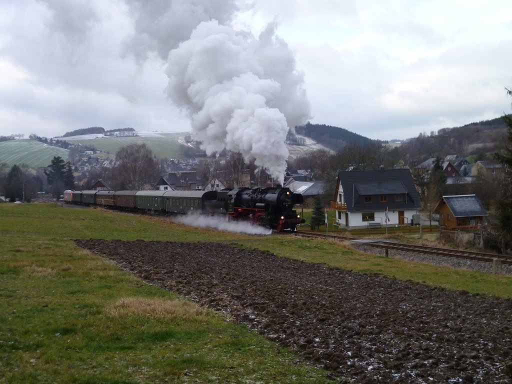 52 8079-7 und 246 001-2 machte am 18.12.11 die Sonderfahrt. Von Berlin nach Annaberg-Buchholz, hier in Raschau.

