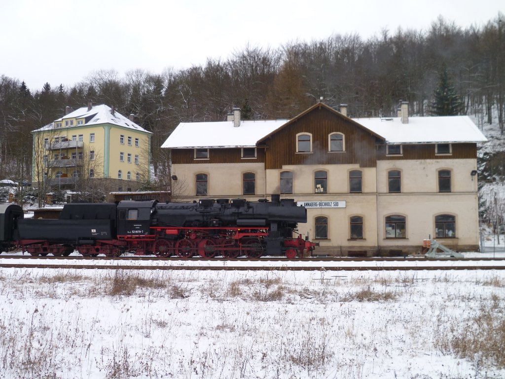 52 8079-7 und 246 001-2 machte am 18.12.11 die Sonderfahrt. Von Berlin nach Annaberg-Buchholz, hier in Annaberg Buchholz Sd. 

