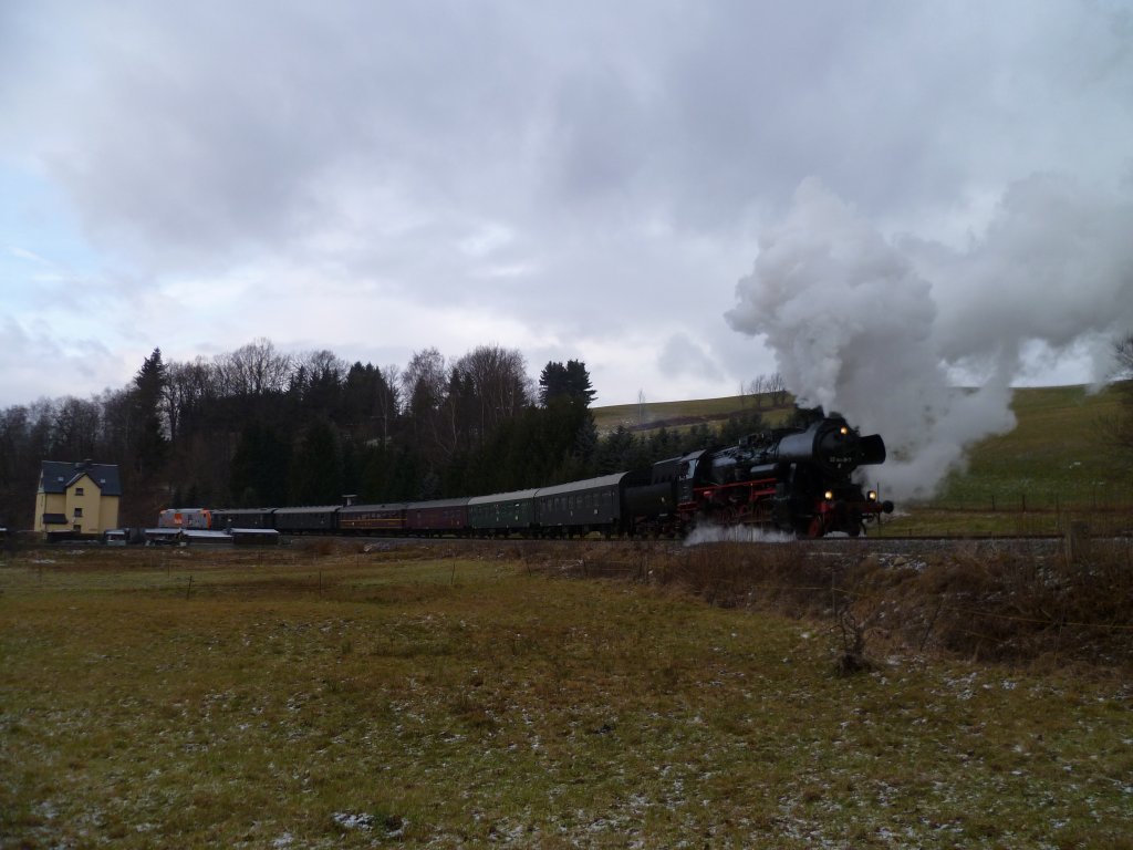 52 8079-7 und 246 001-2 machte am 18.12.11 die Sonderfahrt. Von Berlin nach Annaberg-Buchholz, hier in Raschau kurz vor Markersbach.