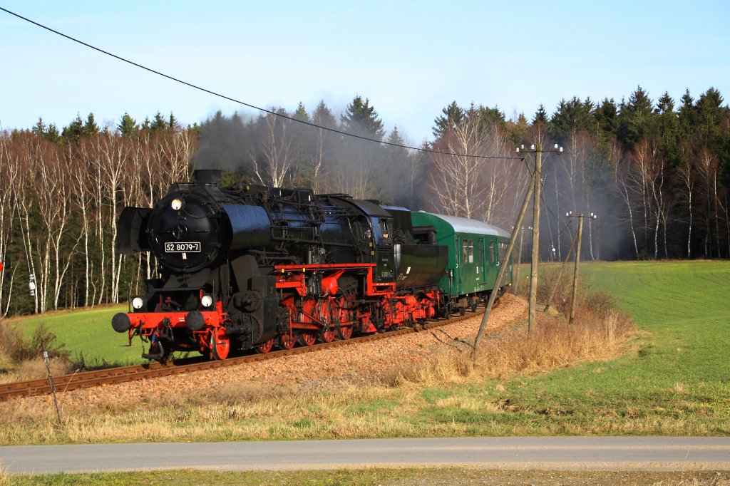 52 8079-7 ist am 28.11.09 mit ihren Reko-Wagen der Gattung Bag und Baag zwischen Scheibenberg und Markersbach unterwegs.