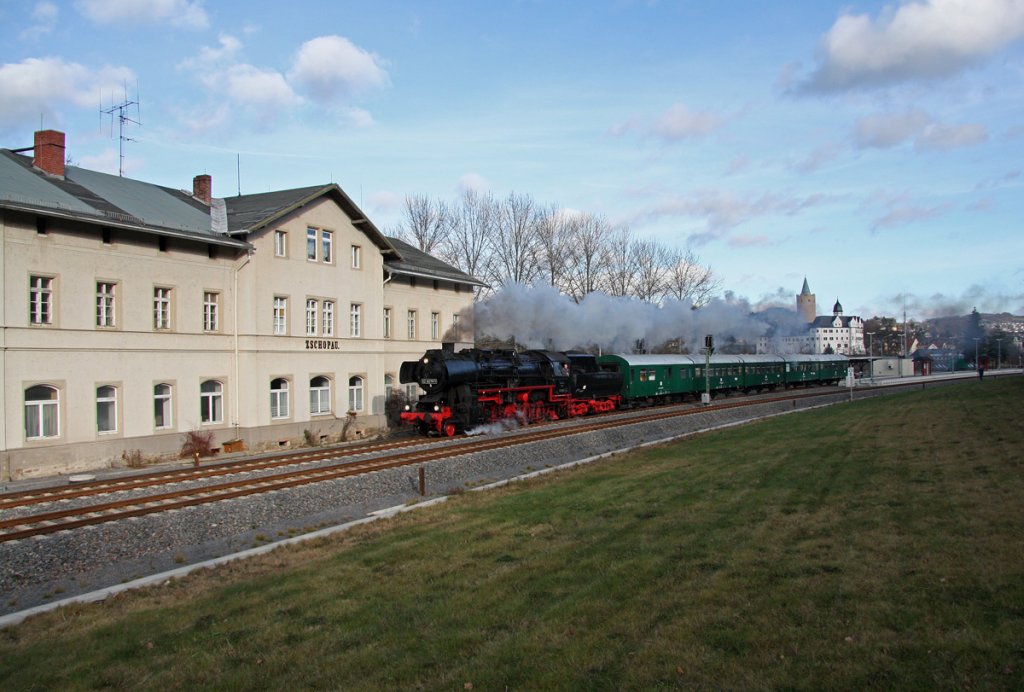 52 8079-7 durchfhrt, mit einem Sonderzug des Vereins Eisenbahnnostalgie Chemnitz-Erzgebirge, am 28.11.2009 den Bahnhof meiner Heimatstadt Zschopau. Ziel der Fahrt durchs Erzgebirge war die Bergstadt Zwnitz.