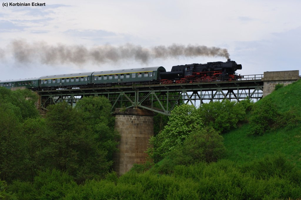 52 8079-7 mit DPE 95970 von Cheb/Eger nach Neuenmarkt. Dieser Sonderzug fuhr anlsslich des 950-jhrigen Stadtjubilums in Eger. Das Bild zeigt den Zug auf der Eisenbahnbrcke zwischen Arzberg und Marktredwitz, 21.05.2011