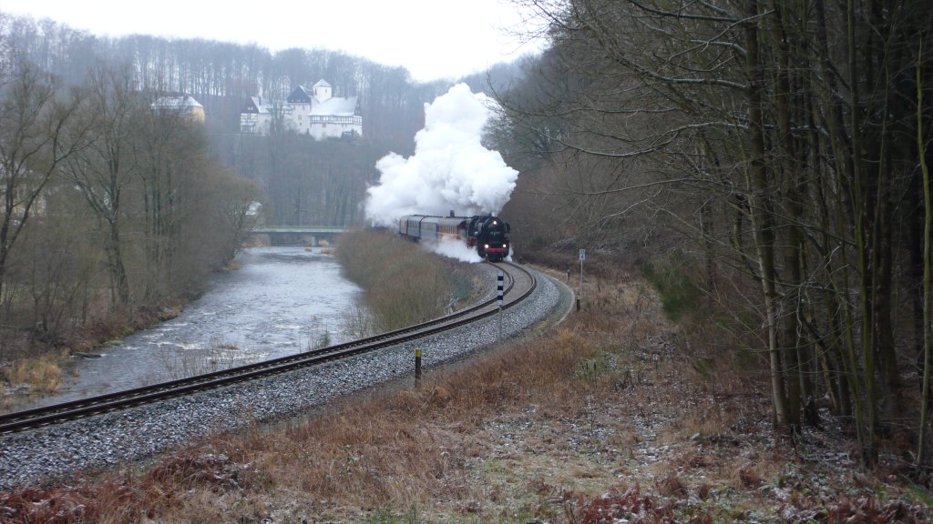 52 8079-7 mit einem Sonderzug am 12.12.2009 auf der Flhatalbahn unterhalb der Burg Rauenstein in der Stadt Lengefeld

