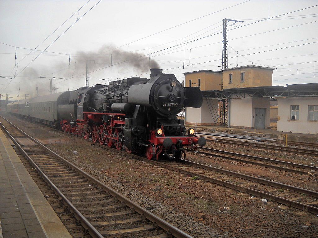 52 8079-7 mit einem Sonderzug von Dresden nach Chemnitz Sd unterwechs. Chemnitz Hbf 04.04.2010