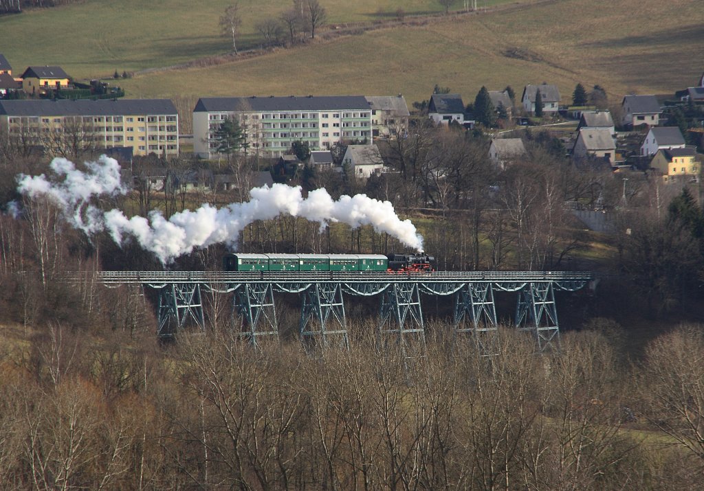 52 8079-7 passiert am 28.11.09 mit ihren Reko-Wagen der Gattung Bag und Baag das Markersbacher Viadukt.