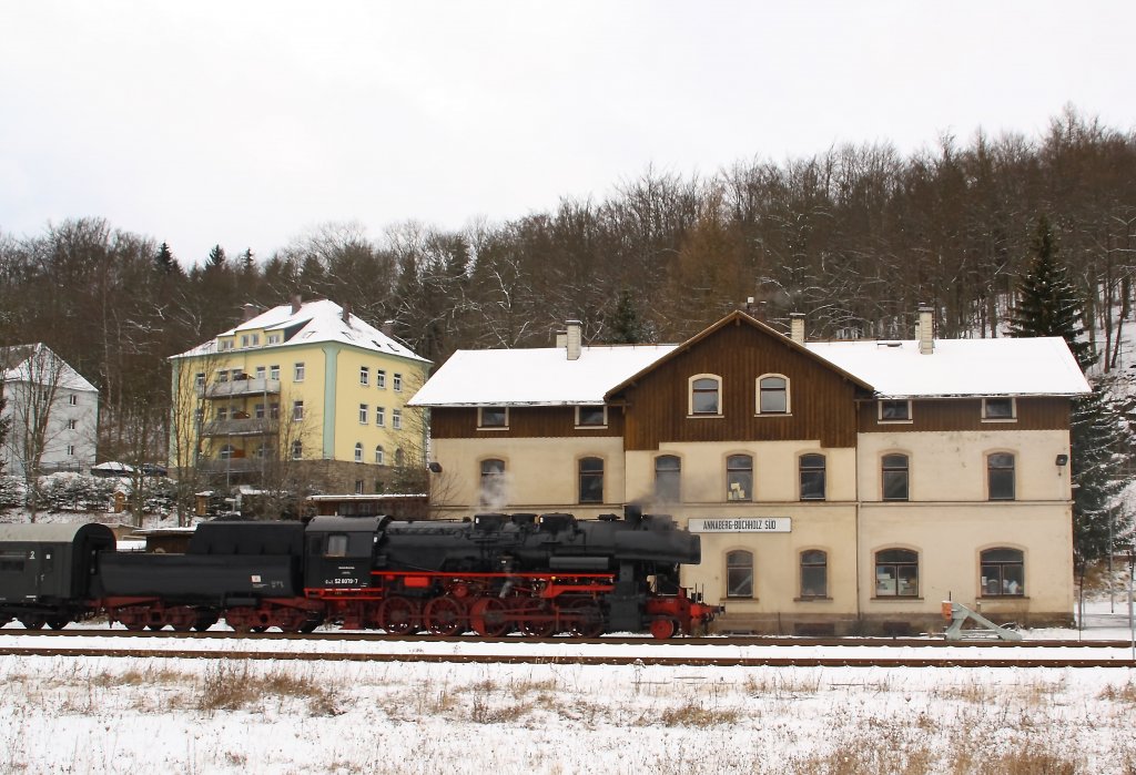 52 8079-7 steht am 18.12.2011 mit ihren Sonnderzug in Annaberg-Buchholz Sd.
