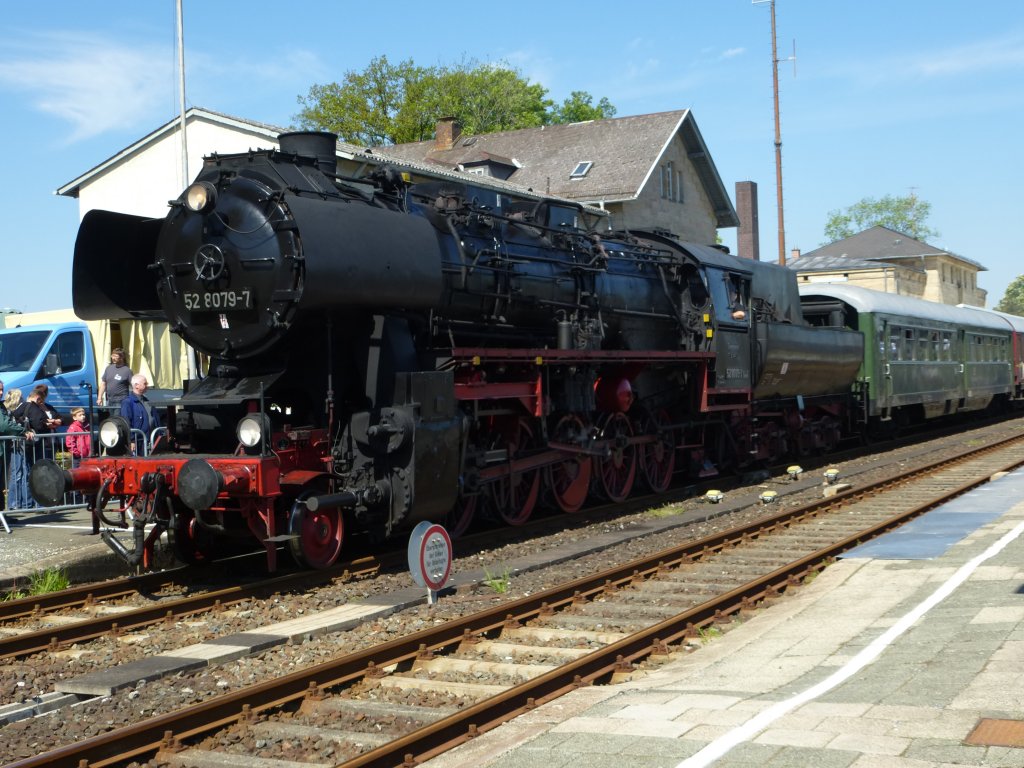 52 8079-7 steht hier mit ihrem Sonderzug im Bahnhof von Neuenmarkt-Wirsberg am 19.05.13.

