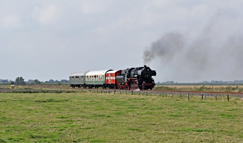52 8079-7 zieht am 15.08.2009 zwischen Dagebll und Maasbll einen Zug nach Niebll.