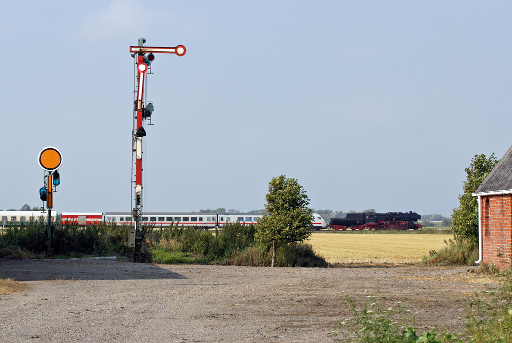 52 8079-7 zieht einen Zug der neg von Dagebll Mole nach Niebll. Die Kurswagen, die ab Niebll in einen regulren Inter City eingereiht sind, lassen das Foto vom 15.08.2009  aus Maasbll etwas surreal erscheinen.