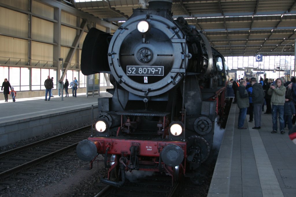 52 8079 am 26.02.11 vor dem Schnellzug des Traditionszug Berlin e.V. im Hbf Chemnitz vor der Ausfahrt nach Cranzahl