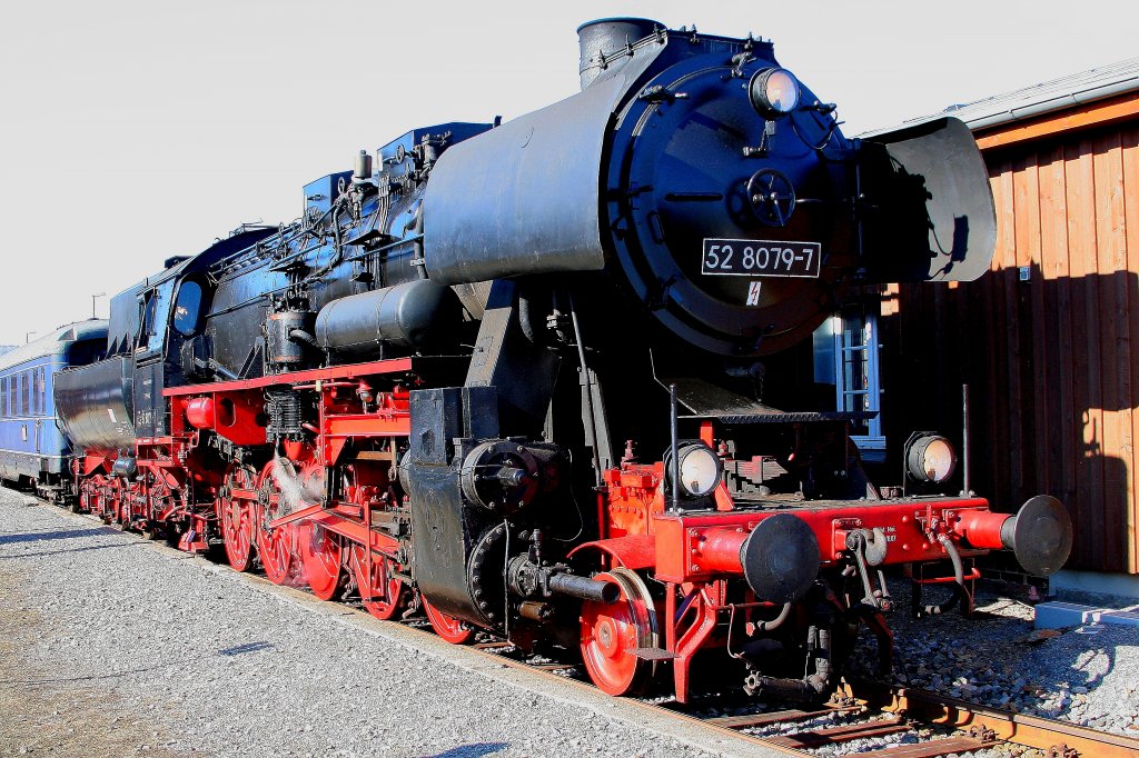 52 8079 am 26.02.2011 vor dem Historischen Schnellzug des Traditionszug Berlin e.V. im Bf. Cranzahl.