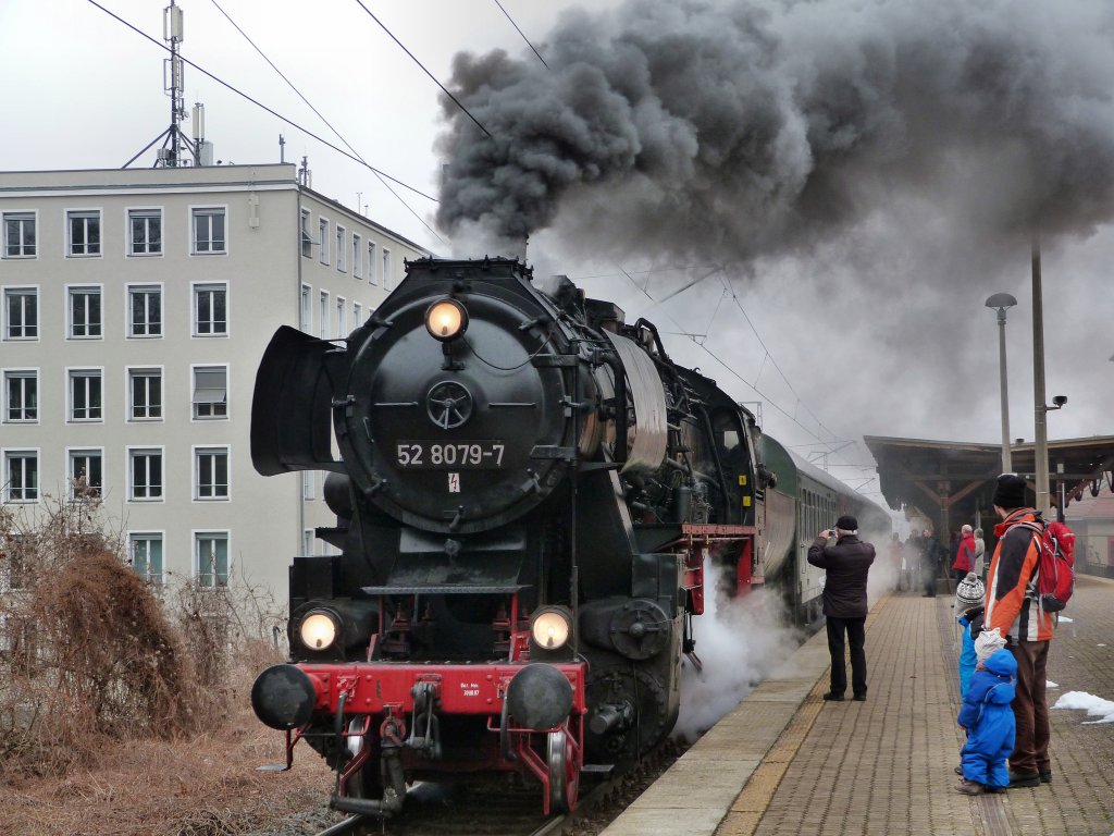 52 8079 bot am 6.4.13 ein Traumhaftes Bild der Nostalagie.
Hier beim einfahren in den Haltepunkt Dresden Plauen, danach ging es mit Volldampf durch Tharandt.
