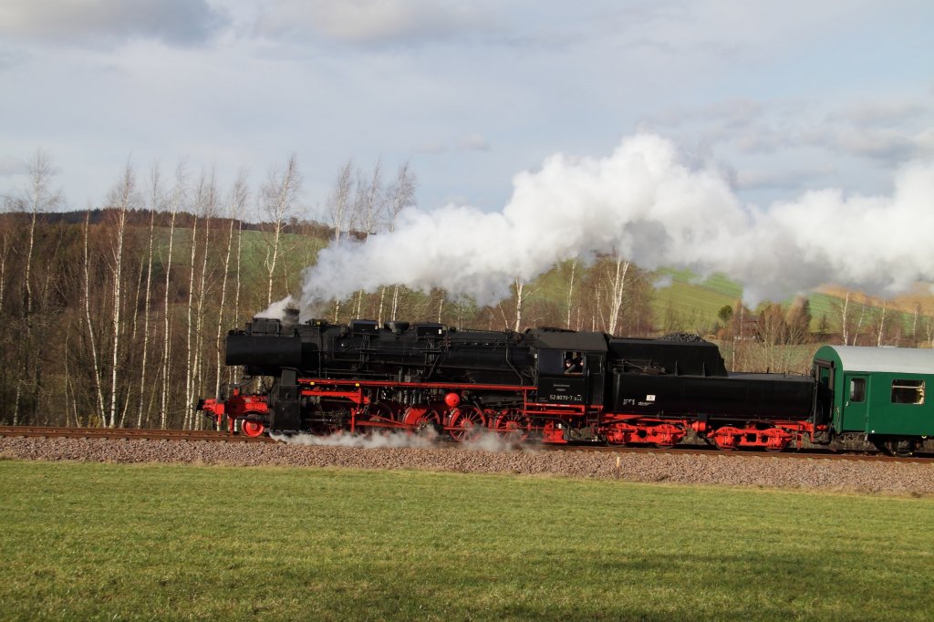 52 8079 kurz nach Schlettau am 28.11.09 vor einem Sonderzug