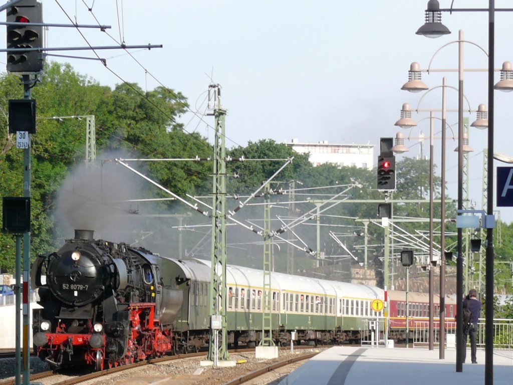 52 8079 mit Sonderzug in die Schsische Schweiz bei Einfahrt in Dresden-Hbf.; 06.06.2009
