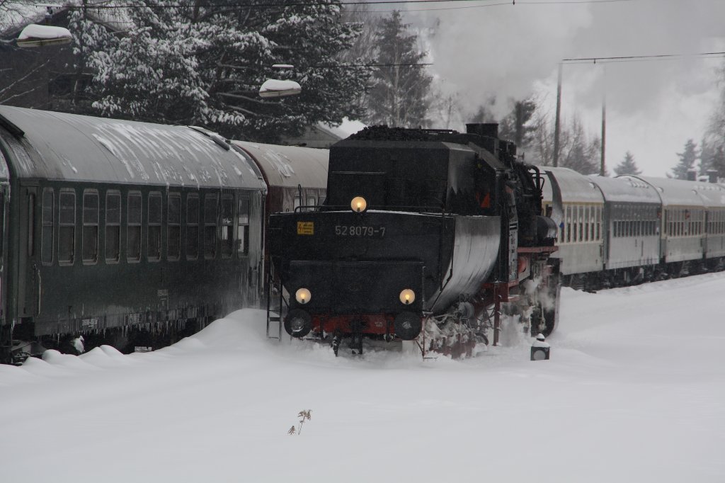 52 8079 passiert auf Tiefschneefahrt am 13.02.10 im Bahnhof Schlettau.