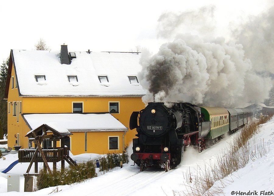52 8079 war am 20.02.2010 mit dem Sonderzug des Lausitzer Dampflokclubs u.a. ber die BSg-Linie nach Schwarzenberg untwergs. In Schlettau lieferte das gelbe Haus einen schnen Kontrast zum Dampfross.