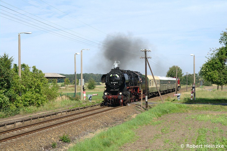 52 8080-5 und 112 331-4 mit DPE 24781 aus Senftenberg nach Kamenz in Hausdorf am 04.09.2011