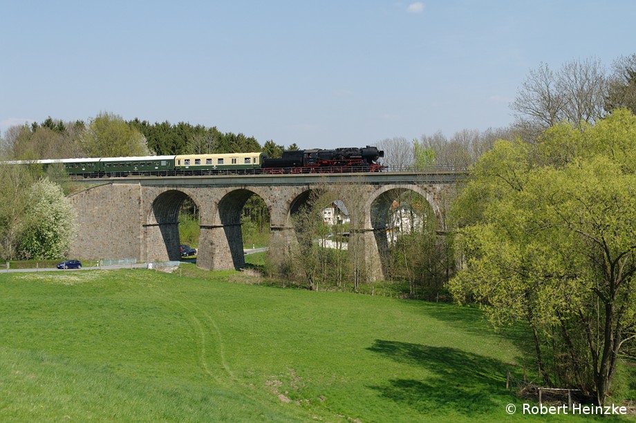 52 8080-5 am 22.04.2011 mit einem Karfreitagssonderzug von Lbau nach Ebersbach in Groschweidnitz.