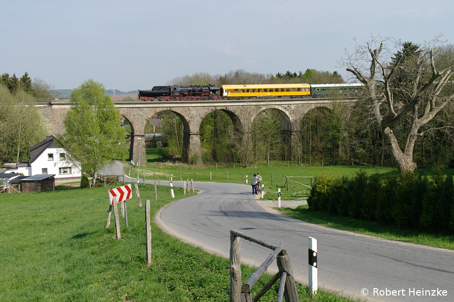 52 8080-5 am 22.04.2011 mit einem Karfreitagssonderzug von Ebersbach nach Lbau in Groschweidnitz.