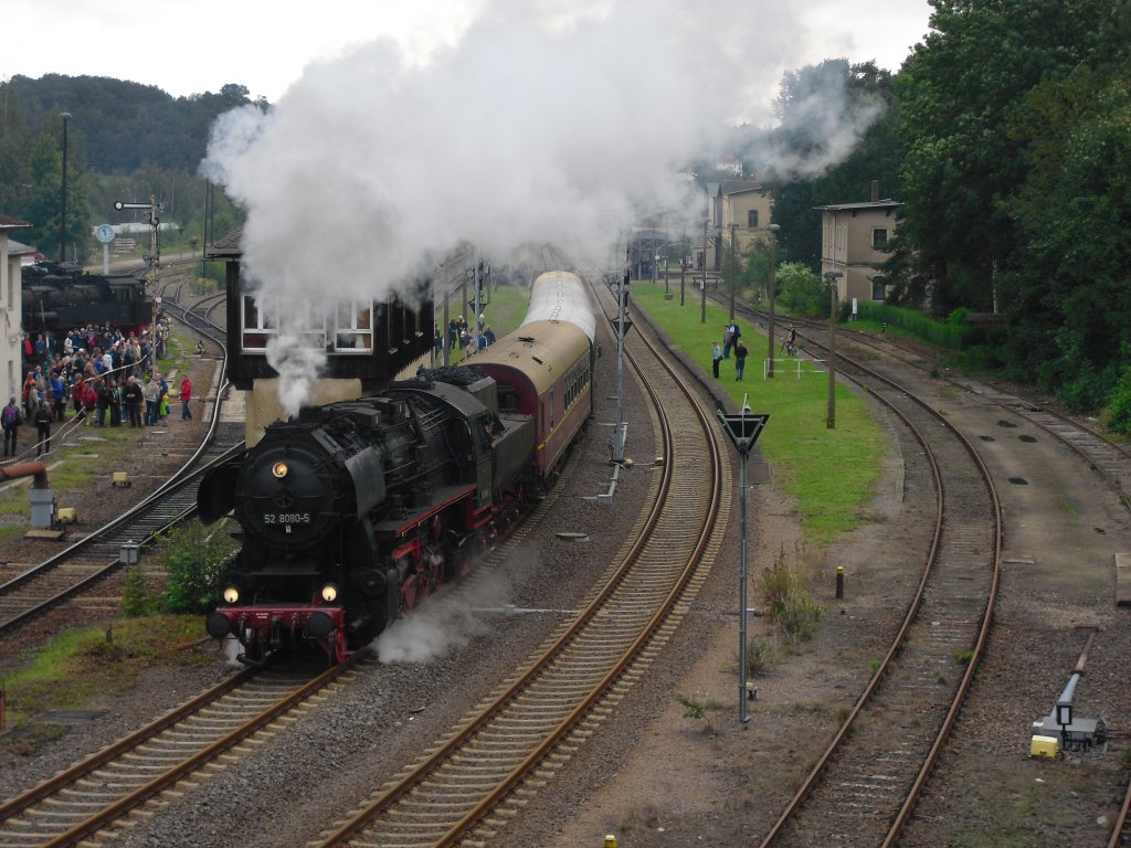 52 8080-5 kam mit einem Sonderzug von Lbau nach Nossen zum BW Fest, am 28.08.10. Hier bei der Ausfahrt im Bahnhof Nossen.