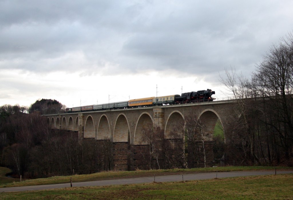 52 8080-5 mit dem Sonderzug der Ostschsischen Eisenbahnfreunde Lbau ins Erzgebirge, am 28.11.2009 auf dem Viadukt bei Wegefarth.
