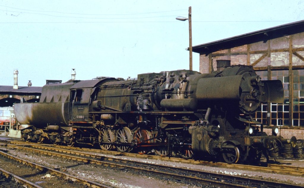 52 8086-2 Bw Wustermark 1985. Schlechter Zustand, aber schn fr Modellbahner anzusehen, die ihre Loks mit Betriebsspuren versehen. Aufnahme am Fu der Fugngerbrcke, da durfte man gerade noch hin, Fotoapparat rausholen, Schnellschu und nichts wie weg, denn es gab da noch Eisenbahner die etwas dagegen hatten ...