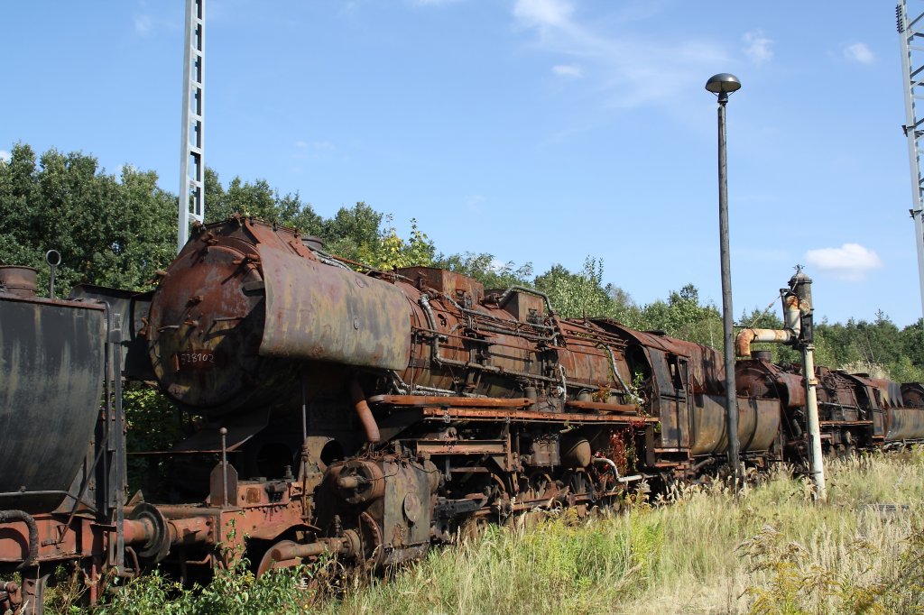 52 8102 am 16.09.2012 im Bw Falkenberg Oberer Bahnhof. Die Treibstangen der Lok liegen noch auf dem Umlauf. Das Gelnde dient nur zur Aufbewahrung von Fahrzeugen und ist nur an wenigen Tagen im Jahr zugnglich. 

