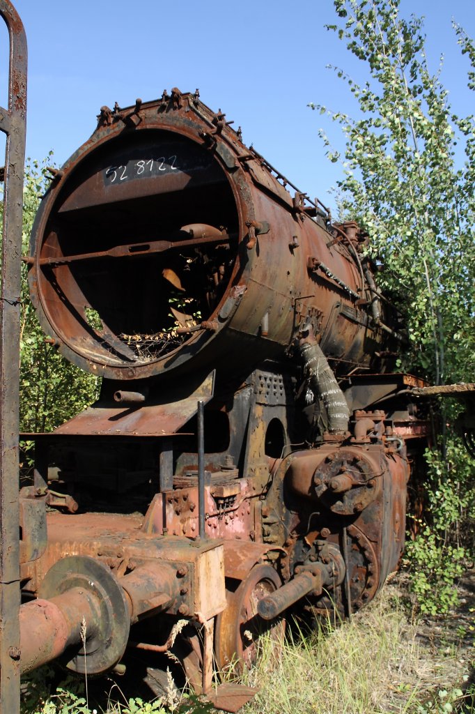 52 8122 am 16.09.2012 im Bw Falkenberg Oberer Bahnhof. Auch bei ihr fehlt die Rauchkammertr. Das Gelnde dient nur zur Aufbewahrung von Fahrzeugen und ist nur an wenigen Tagen im Jahr zugnglich. Die ffnungszeiten werden auf der Internetseite des Eisenbahnmuseums Hermeskeil bekannt gegeben. 

