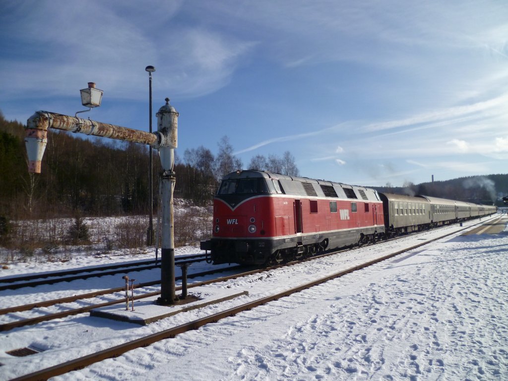 52 8131-6 ist am 11.12.11 mit einem Sonderzug von Nossen nach Johanngeorgenstadt unterwegs, hier die Schublok der WFL Lok 20 (228 501-3) im Bahnhof Johanngeorgenstadt.