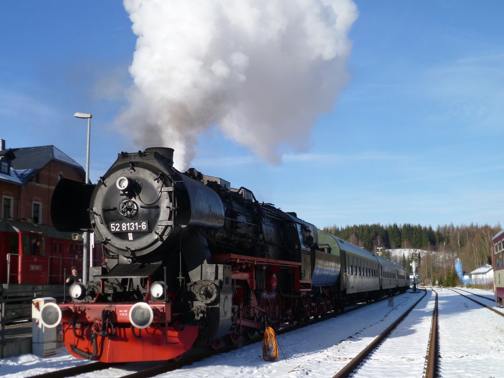 52 8131-6 ist am 11.12.11 mit einem Sonderzug von Nossen nach Johanngeorgenstadt unterwegs, hier im Bahnhof Johanngeorgenstadt.