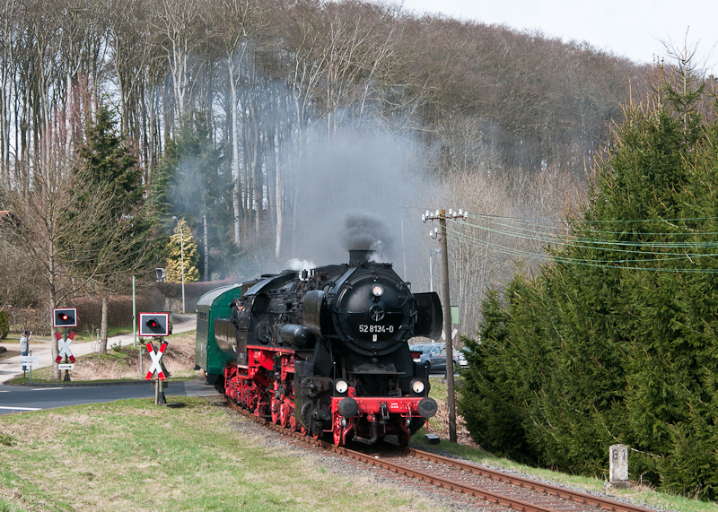 52 8134-0 der Eisenbahnfreunde Betzdorf anlsslich des Dampfspektakels mit einem Sdz. am 2. April 2010 in Dockweiler.