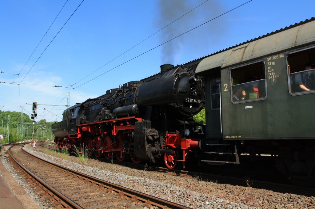 52 8134-0 der Eisenbahnfreunde Betzdorf (EFB) fhrt mit Sonderzug Tender voraus am 08.05.2011 aus den Bahnhof Betzdorf/Sieg weiter Richtung Au/Sieg. In Betzdorf war Kreisheimattag vom (Landkreis Altenkirchen/Ww) und 150 Jahre Streckenjubilum Siegstrecke.