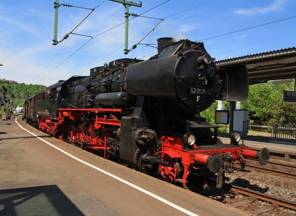 
52 8134-0 der Eisenbahnfreunde Betzdorf (EFB) kommt mit Sonderzug von Au/Sieg und fährt Rauchkammer voraus am 08.05.2011 in den Bahnhof Betzdorf/Sieg. In Betzdorf war Kreisheimattag vom (Landkreis Altenkirchen/Ww) und 150 Jahre Streckenjubiläum Siegstrecke.