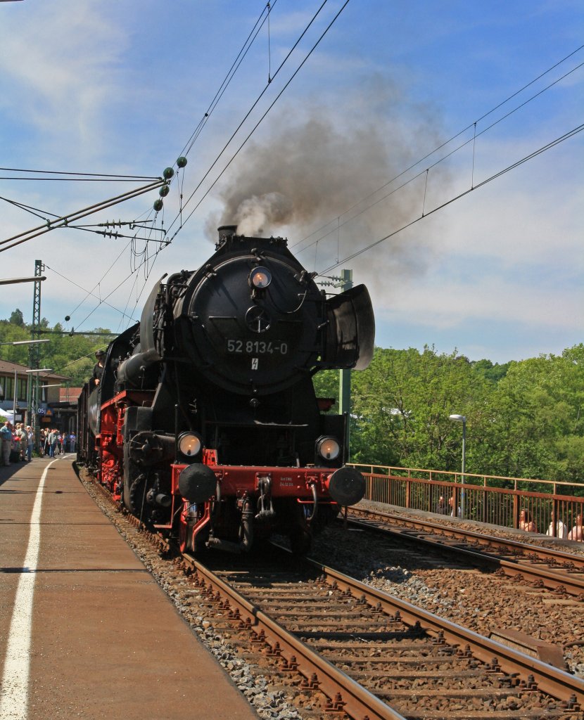 
52 8134-0 der Eisenbahnfreunde Betzdorf (EFB) mit Sonderzug fährt Rauchkammer voraus am 08.05.2011 vom Bahnhof Betzdorf/Sieg weiter Richtung Siegen. In Betzdorf war Kreisheimattag vom (Landkreis Altenkirchen/Ww) und 150 Jahre Streckenjubiläum Siegstrecke.